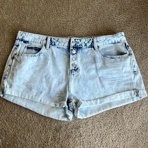 Acid Wash exposed buttons high waist button fly denim shorts.